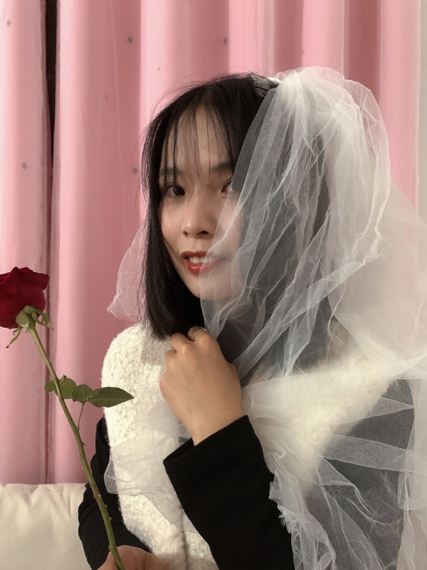 持紫菜包饭的女孩的第一张照片--南昌相亲服务中心