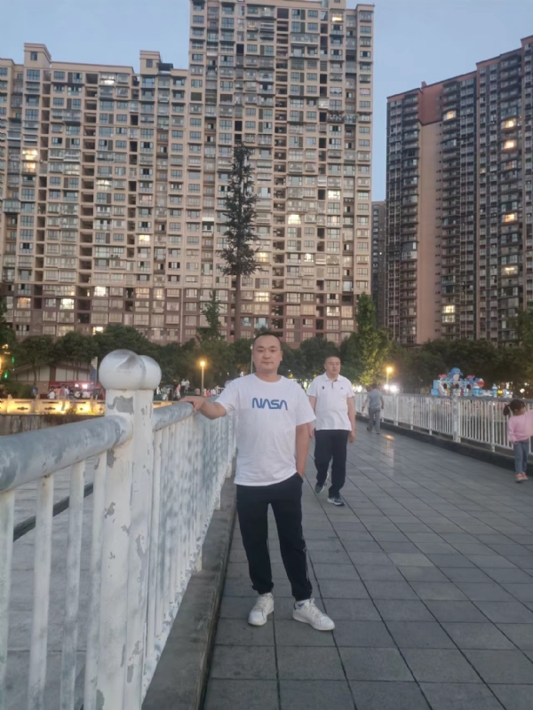 寂寞的男人的第一张照片--南昌相亲服务中心